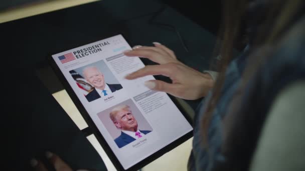 Zaporizhya Ukraine March 2024 接近匿名女性 女性选民做出选择 使用平板电脑在投票站为唐纳德 特朗普投票 美国公民在选举期间在投票站 — 图库视频影像