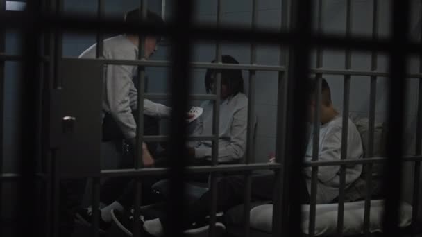 Trzech Wielonarodowych Nastoletnich Więźniów Gra Karty Więziennej Celi Młodzi Przestępcy — Wideo stockowe