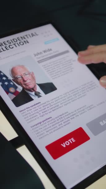 Tiro Vertical Homem Caucasiano Fazendo Escolha Votando Para Candidato Presidencial — Vídeo de Stock