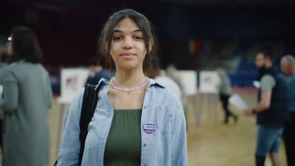 Χαρούμενη Νεαρή Αμερικανίδα Πολίτης Μετά Την Ψηφοφορία Στις Προεδρικές Εκλογές — Αρχείο Βίντεο