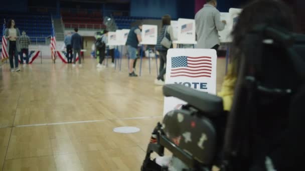 Kobieta Niepełnosprawnością Fizyczną Wózku Elektrycznym Zagłosuje Lokalu Wyborczym Obywatele Amerykańscy — Wideo stockowe