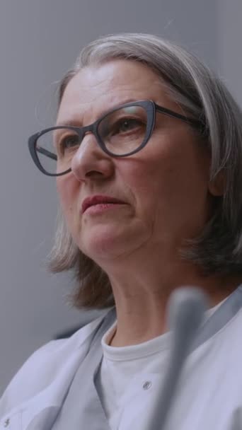 Odaklanmış Kadın Doktor Hastayla Konuşuyor Ultrason Sırasında Ultrason Cihazındaki Monitöre — Stok video
