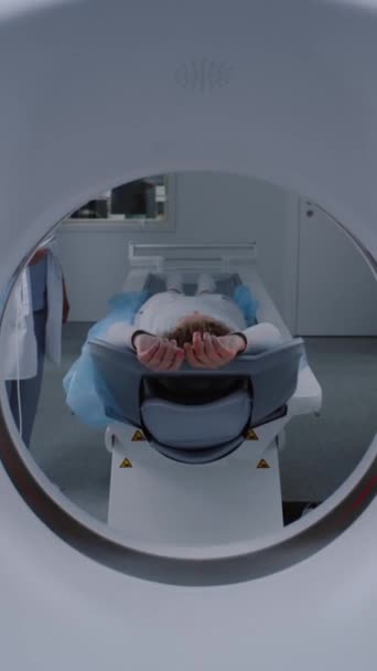 Imagem Vertical Uma Paciente Deitada Leito Tomografia Computadorizada Pet Ressonância — Vídeo de Stock