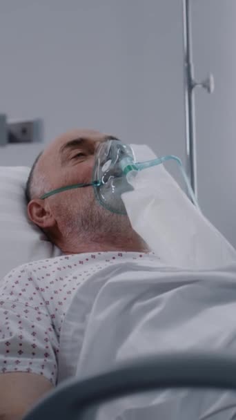 Doyen Masque Oxygène Trouve Lit Dans Salle Hôpital Vieux Patient — Video