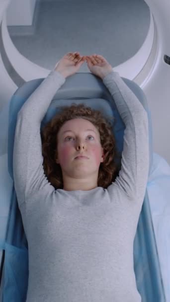 Vrtical Знімок Жіночого Пацієнта Пет Або Мрт Ліжка Навігації Всередині — стокове відео