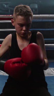 Dikey vuruş Genç boks ringinin yanında oturur ve boks eldiveni giyer. Genç boksör boks ringine gelir ve Afrikalı Amerikalı antrenörle yumruk antrenmanına başlar. Sporcu yarışmaya hazırlanıyor