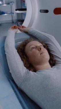 Gelişmiş tıbbi teknolojilerle acil durum kontrol prosedürü. Kadın hasta MRI, CT ya da PET tarama makinesinde yatıyor. Yüksek teknolojili modern tıbbi ekipmanlar. Sağlık Hizmetleri. Dikey çekim