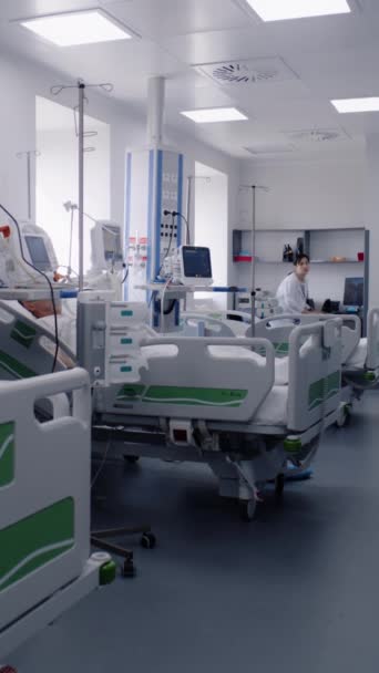 Akutmottagning Med Modern Utrustning Sjukhus Äldre Man Syrgasmask Sover Sängen — Stockvideo