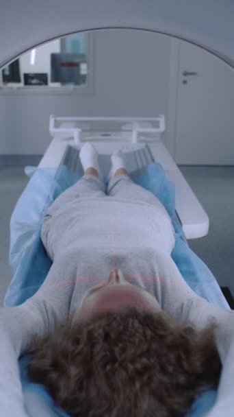 女性患者はMri手順を待っている機械の中にいます 白人女性はCtスキャン検査を受け 最新の医療機器を備えた病院でがん予防検査を行います — ストック動画