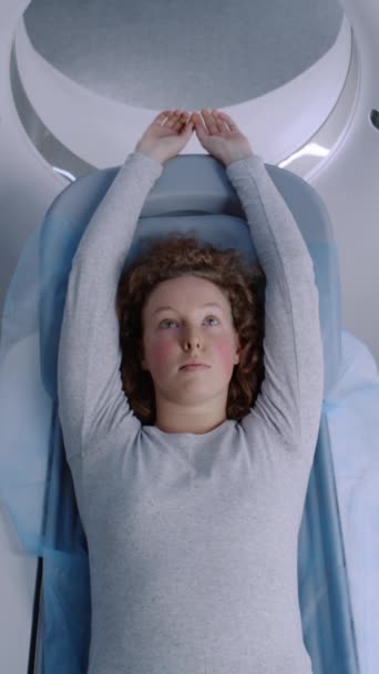 Pionowe Ujęcie Pacjentki Leżącej Tomografii Komputerowej Pet Lub Rezonansie Magnetycznym — Wideo stockowe