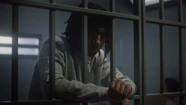 Ciddi Afro Amerikalı Dövmeli Genç Hapisteki Hücrede Duruyor Kameraya Bakıyor — Stok video