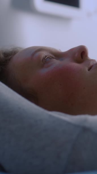 Tomografide Pet Mri Tarama Yatağında Yatan Makinede Hareket Eden Kadın — Stok video