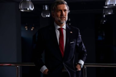 Olgun bir politikacı gazetecilerle basın toplantısına gelir. Erkek diplomat veya işadamı jestleri ve hükümet binasında canlı yayın yapan medya ve televizyon kameraları için poz.