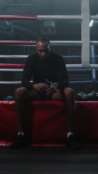Boxeador Afroamericano Sienta Cerca Del Ring Boxeo Envuelve Sus Manos — Vídeos de Stock