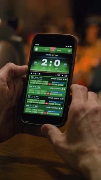 Yetişkin Sporcuların Maç Skorlarını Cep Telefonu Kullanarak Bahisçi Reytinglerini Kontrol — Stok video