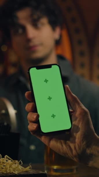 Pionowy Strzał Dojrzałego Fana Sportowego Posiada Telefon Komórkowy Zielonym Ekranem — Wideo stockowe