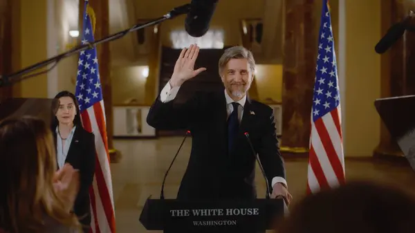 米国大統領は記者会見で感動的なスピーチを終え ジャーナリストは拍手する ポジティブな政治家や大臣は ホワイトハウスのメディアのためのカメラにポーズします 背景にあるアメリカの国旗 — ストック写真