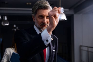 İlham verici kampanya konuşması veya medya ve televizyon haberleri için yapılan röportajdan sonra ABD Başkanlığı Adayları 'nın olumlu jestleri ve poz vermesi. Amerikalı politikacı basın toplantısında.