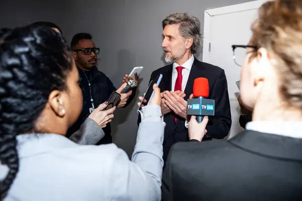 Travl Politiker Besvarer Pressespørgsmål Giver Interview Til Nyheder Korridoren Regeringsbygning Royaltyfrie stock-billeder