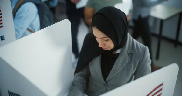 Muslim Woman Hijab Votes Booth Modern Polling Station Office National — Stock Photo, Image