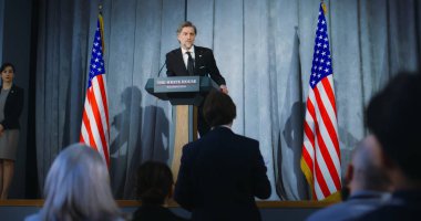 ABD başkan adayı bir duyuru yapıyor, kampanya konuşması yapıyor, soruları cevaplıyor, medyaya röportaj veriyor. Amerikan cumhuriyetçi politikacı basın toplantısında gösteri yapıyor. Seçim günü..