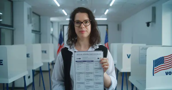 American Female Voter Polling Officer Speaks Camera Shows Paper Ballot — Stock Photo, Image