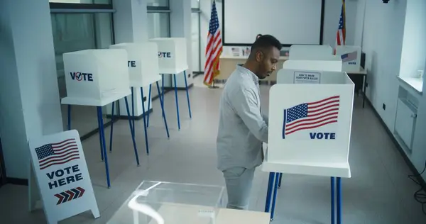 Afroamerikaner Wählt Den Präsidentschaftskandidaten Der Wahlkabine Wahllokal Legt Dann Stimmzettel Stockbild