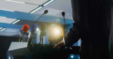 Konferans salonundaki basın kampanyası sırasında Tribün 'ün erkek organizasyon temsilcisini Dolly' nin konuşması. Siyasetçi soruları yanıtlıyor, televizyon veya medya için röportaj veriyor.