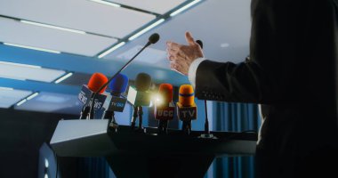 Konferans salonundaki basın kampanyası sırasında Tribün 'ün erkek organizasyon temsilcisini Dolly' nin konuşması. Siyasetçi soruları yanıtlıyor, televizyon veya medya için röportaj veriyor.