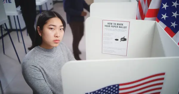 Dolly Shot Asian Female Voter Choosing Presidential Candidate Vote Voting — Stock Photo, Image