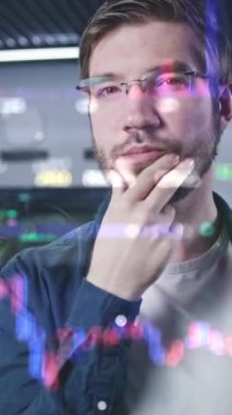 Erkek yatırım uzmanı modern ofisteki kripto para birimi çizelgelerini analiz ediyor. Cam duvarda 3 boyutlu gerçek zamanlı hisse senedi. Fütürist AI VFX animasyonu. Dikey çekim