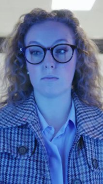 Kadın ofiste yüzünü tarıyor. Algılayıcılara dokunuyor ve güvenlik sistemi tanımlıyor. İnsan biyometrik yüz tanıma ve kişisel sanal profilinin 3 boyutlu hologramı. Mahremiyet, dikey çekim