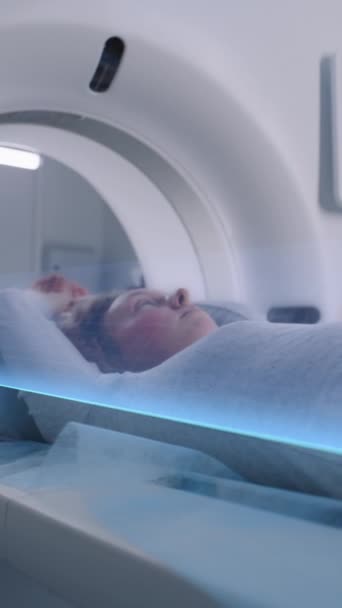 Pionowe Ujęcie Rezonansu Magnetycznego Lub Tomografii Komputerowej Leży Łóżku Poruszającym — Wideo stockowe