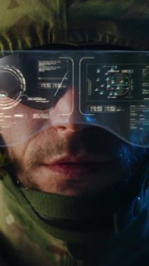 Holografik ekranlı yüksek teknolojili güneş gözlüğü kullanan bir askerin yakın çekimi. Dikey çekim