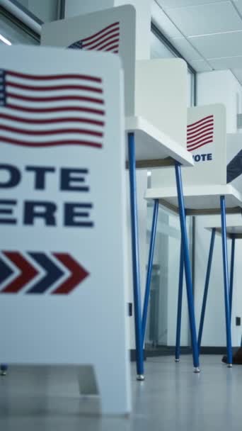 Toma Vertical Voto Aquí Firma Sala Diversos Ciudadanos Estadounidenses Votan — Vídeo de stock
