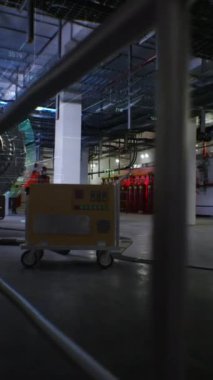 Ağır sanayi işçilerinden oluşan bir ekip benzin istasyonundaki metal borulardan geçiyor. 3D görüntüleme, bilgisayar grafikleri, gaz, yağ ya da yakıt nakil boru hatları. Dikey çekim