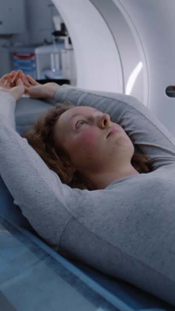 Вертикальний Постріл Мрт Або Сканування Лежить Ліжку Рухається Всередині Машини — стокове відео