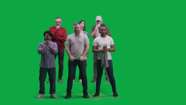Хрома Ключ Группа Мультиэтнических Людей Друзей Поддерживают Футбольную Команду Играющую — стоковое видео