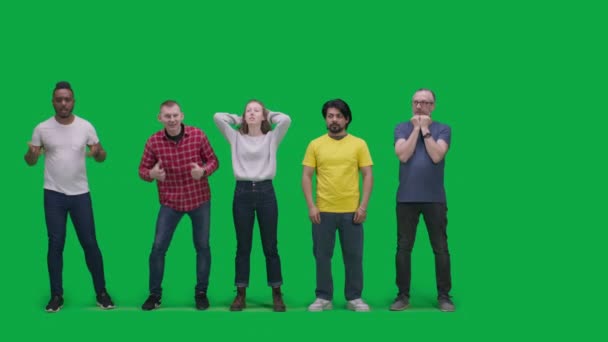 Зеленый Экран Группа Различных Людей Друзей Поддерживают Футбольную Команду Играющую — стоковое видео