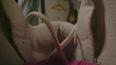 Genç kızın spor ayakkabısını giyerken yakın plan fotoğrafı. Öğrenci genç okula gitmek için hazırlanır ya da yürür ve ayakkabılarını giyer. Atletik kadın spor salonunda spor ayakkabısı giyer..