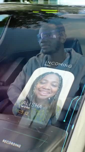 Powiększ Widok Afroamerykanina Jadącego Futurystycznym Pojazdem Antygrawitacyjnym Rozmawiającego Dziewczyną Przez — Wideo stockowe