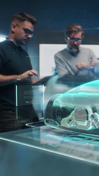 Dwóch Profesjonalnych Inżynierów Samochodowych Wybiera Nadwozie Nowego Ekologicznego Samochodu Elektrycznego — Wideo stockowe