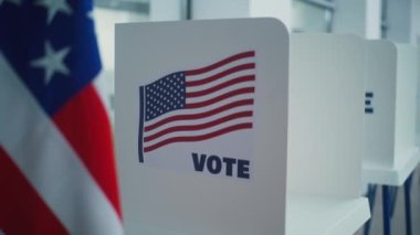 Amerika Birleşik Devletleri 'nde Ulusal Seçim Günü. Amerikan bayrağı logolu oy kullanma kabinleri hafif oy kullanma merkezi ofisinde. ABD başkan adaylarının siyasi ırkları. Vatandaşlık görevi ve vatanseverlik.
