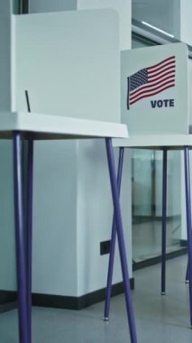 Farklı Amerikan vatandaşlarının sandık merkezindeki kabinlerde oy kullanırken dikey çekimleri. Birleşik Devletler 'de Ulusal Seçim Günü. ABD başkan adaylarının siyasi ırkları. Yurttaşlık görevi kavramı.