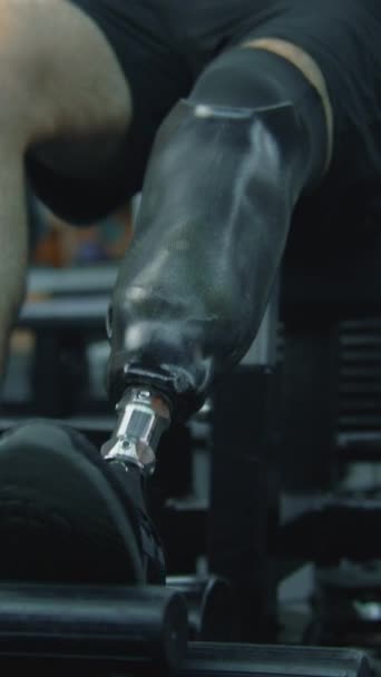 Atlet Tembakan Vertikal Dengan Prostesis Pada Kereta Kaki Pada Mesin — Stok Video