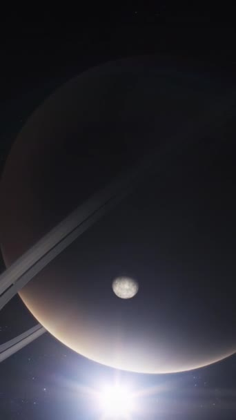土星及其卫星Mimas或Titan在外层空间的3D电影动画 神秘的土星环太阳 恒星和星系背景 太阳系行星 宇宙探索 垂直射击 — 图库视频影像