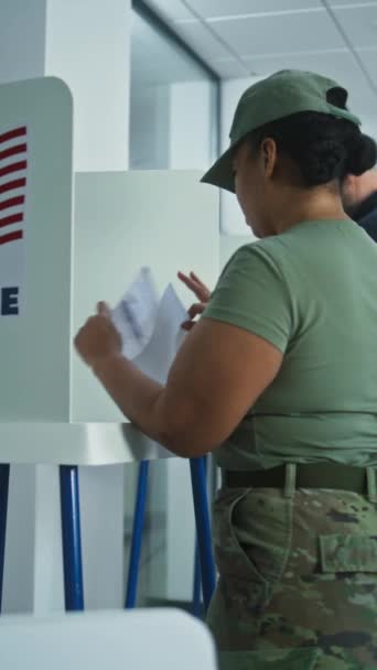 美国陆军女兵在投票站办公室的投票站里投票的垂直镜头 美国的全国选举日 美国总统候选人的政治竞争 — 图库视频影像