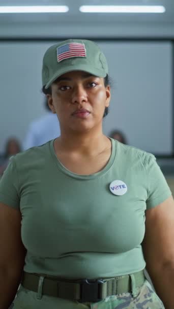 Tiro Vertical Soldado Femenino Votante Las Elecciones Los Estados Unidos — Vídeos de Stock