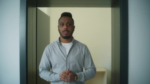 Afro Américain Sort Ascenseur Dans Bâtiment Gouvernement Rend Bureau Vote — Video