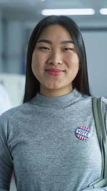 Foto Vertical Mulher Asiática Eleitor Das Eleições Dos Estados Unidos — Vídeo de Stock